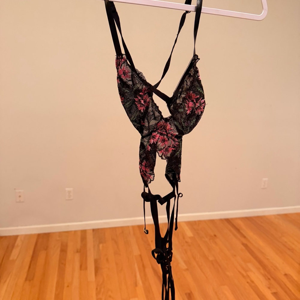 VICTORIAS SECRET FLORAL BACKLESS TEDDY